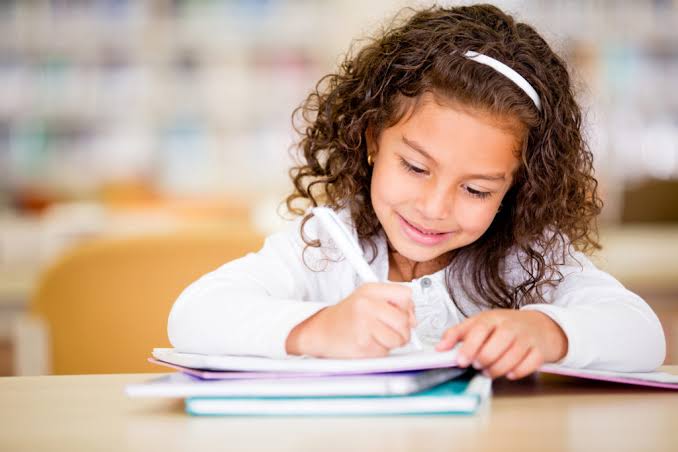 كيف يمكنني مساعدة طفلي ليتفوق دراسيا؟